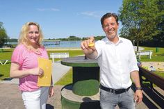 Ratekaus Bürgermeister Thomas Keller und Ordnungsamtsleiterin Renée Steffen machten sich vor der Öffnung noch einmal ein Bild vom Zustand der Badeanstalt.