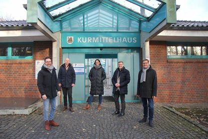 Kay Klindwort (Klindwort Apotheken), Marco Graupner (Klindwort Medical), Silke Szymoniak, Marketingleiterin der TSNT GmbH, Bürgermeister Sven Partheil-Böhnke und Tourismuschef Joachim Nitz freuen sich über die zusätzlichen Impfangebote im Kurmittelhaus in Timmendorfer Strand.