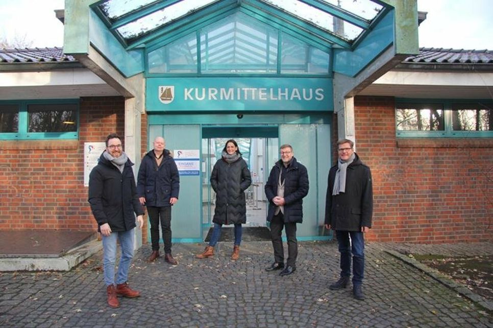 Kay Klindwort (Klindwort Apotheken), Marco Graupner (Klindwort Medical), Silke Szymoniak, Marketingleiterin der TSNT GmbH, Bürgermeister Sven Partheil-Böhnke und Tourismuschef Joachim Nitz freuen sich über die zusätzlichen Impfangebote im Kurmittelhaus in Timmendorfer Strand.