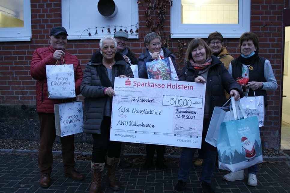 Der Vorstand der Arbeiterwohlfahrt Kellenhusen mit Tafel-Vorstandsmitglied Verena Treppe (re.) bei der Spendenübergabe (alle abgelichteten Personen geimpft).