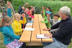 Schüler beim Üben der Knoten auf dem Gelände des Neustädter Seglervereins (Fotos Georg Heerten).