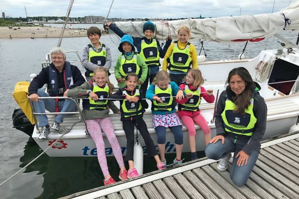 Die „Mannschaft“ auf dem „Team Acht Boot“ der Neustädter Schulen.