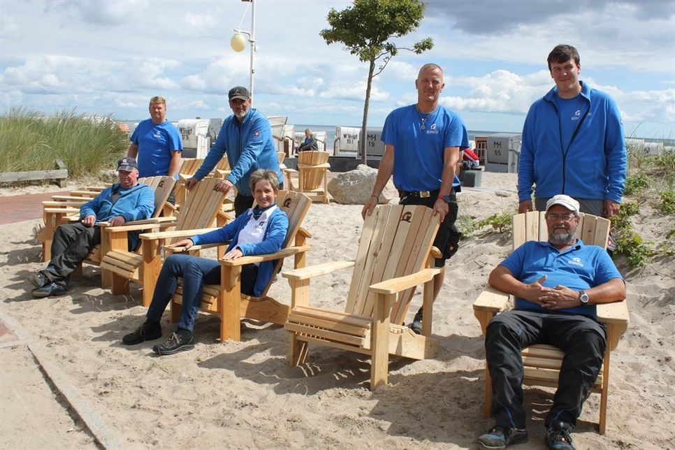 Das Team des Bauhofs mit Tourismusleiterin Ulrike Dallmann beim Probesitzen. „Entspannung pur“, war die einhellige Meinung.