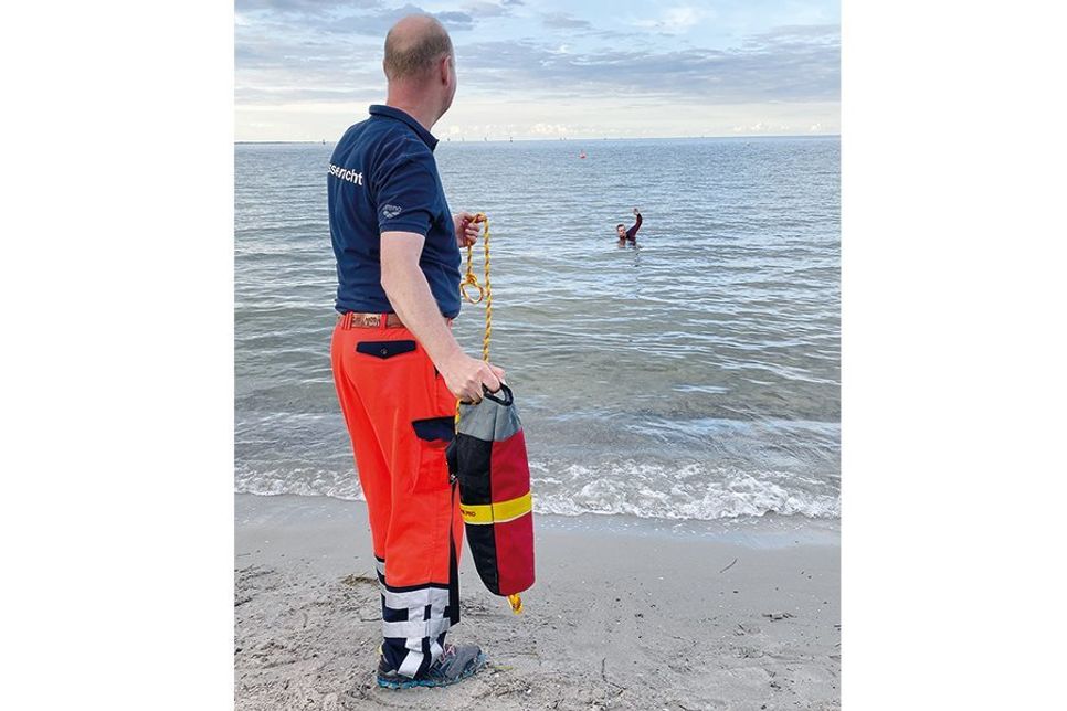 Thomas Brede, technischer Leiter der DRK-Wasserwacht, zeigt, wie ein Wurfsack zur Wasserrettung eingesetzt wird.