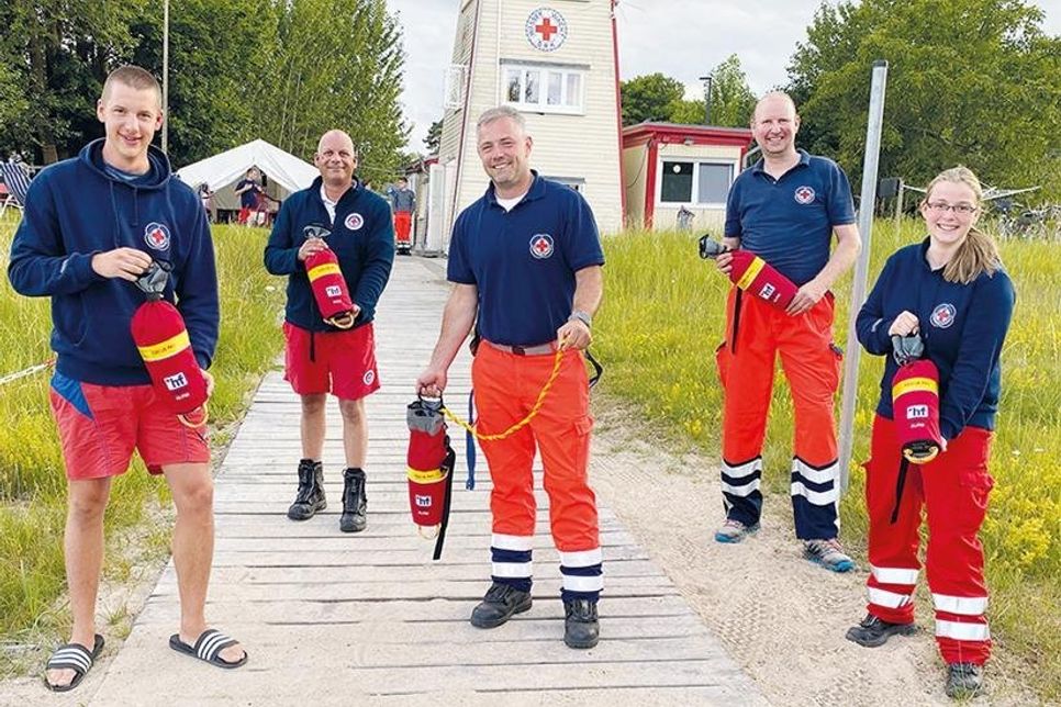 Freuen sich über die neuen Rettungsmittel: Wasserwachtler des DRK Lübeck und ehrenamtliche Kollegen aus den Kreisverbänden Witten und Haßberge.