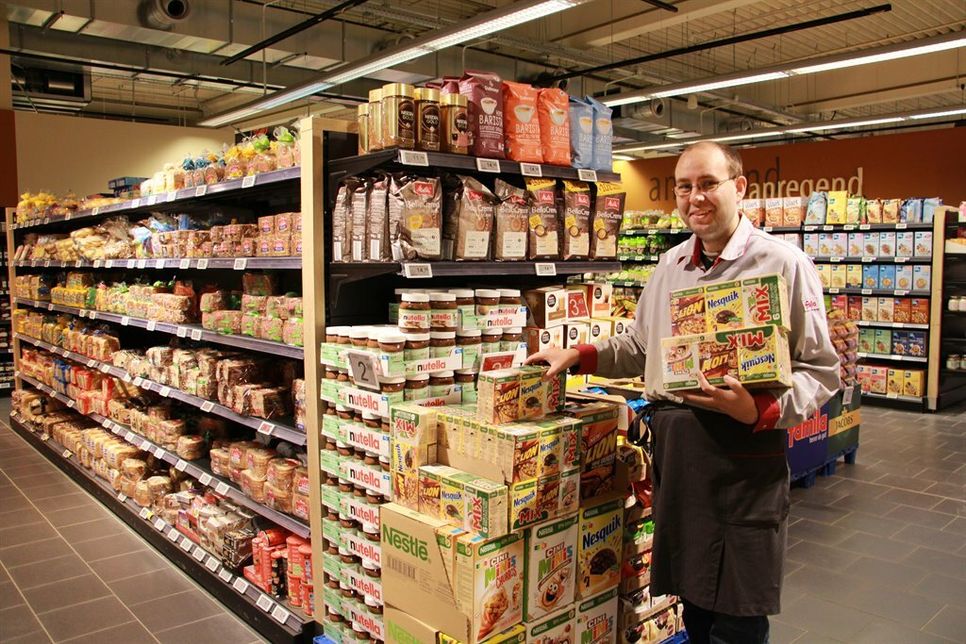 famila-Mitarbeiter Jan Rübenhofer hat die modernisierte und aufgewertete Brotabteilung bestens im Blick.