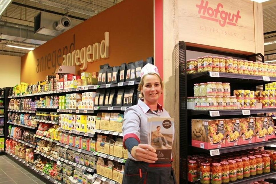 Auch Sabrina Klukas ist begeistert: Die Privatrösterei „Kaffeeküste“ ist als regionaler Lieferant ganz neu im Sortiment und hat eine Extra-Platzierung bekommen. Ebenso die Eigenmarke Hofgut. Mit ihr vertreibt famila Produkte mit besonderer Qualität zu einem guten Preis-Leistungs-Verhältnis.