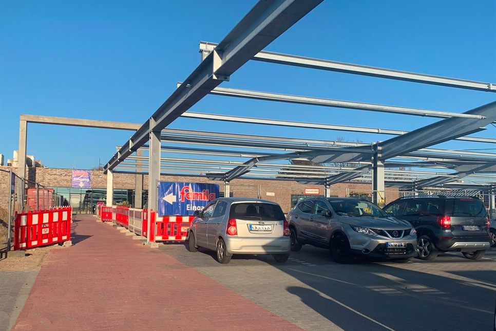 Die Parkplätze auf der Seite des Getränkemarktes sind wieder freigegeben.