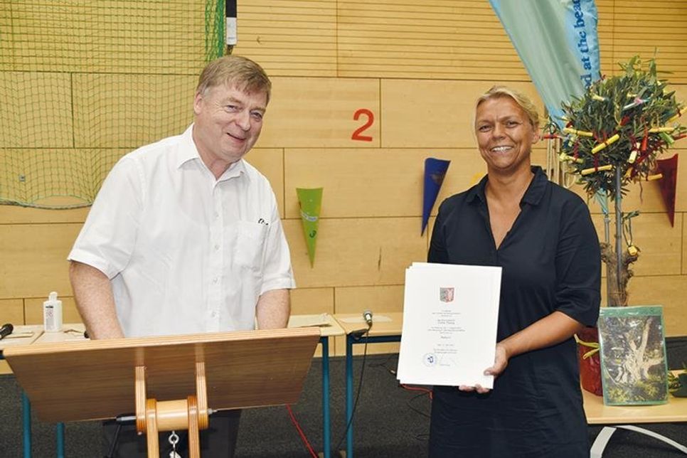Die bisherige Konrektorin der GGS-Strand, Esther Passig, freut sich sehr, aus den Händen von Schulrat Manfred Meyer die Ernennungsurkunde zu erhalten. Seit dem 1. August ist sie jetzt offiziell die neue Schulleiterin der Europaschule in Timmendorfer Strand.