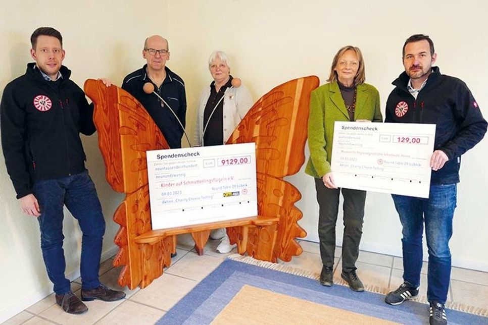 Scheckübergabe in Pansdorf (von links): Broder Gust (Präsident Round Table 29), Stefan Paetz und Jutta Burchard (Kinder auf Schmetterlingsflügel e.V.), Karin Bühring (Museum für Regionalgeschichte Pönitz) und Niko Raap vom Round Table 29 und Organisator des Charity Cheese Tasting.