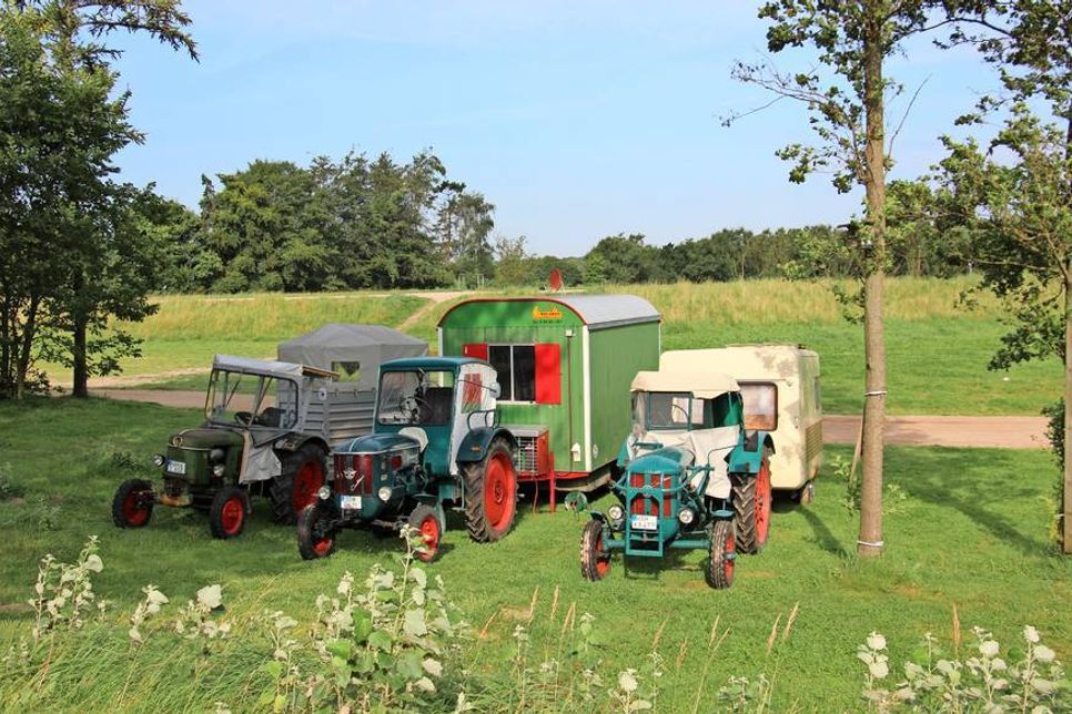 Die Kombination „Traktor mit Wohnwagen“ bekommt man nicht alle Tage zu Gesicht.