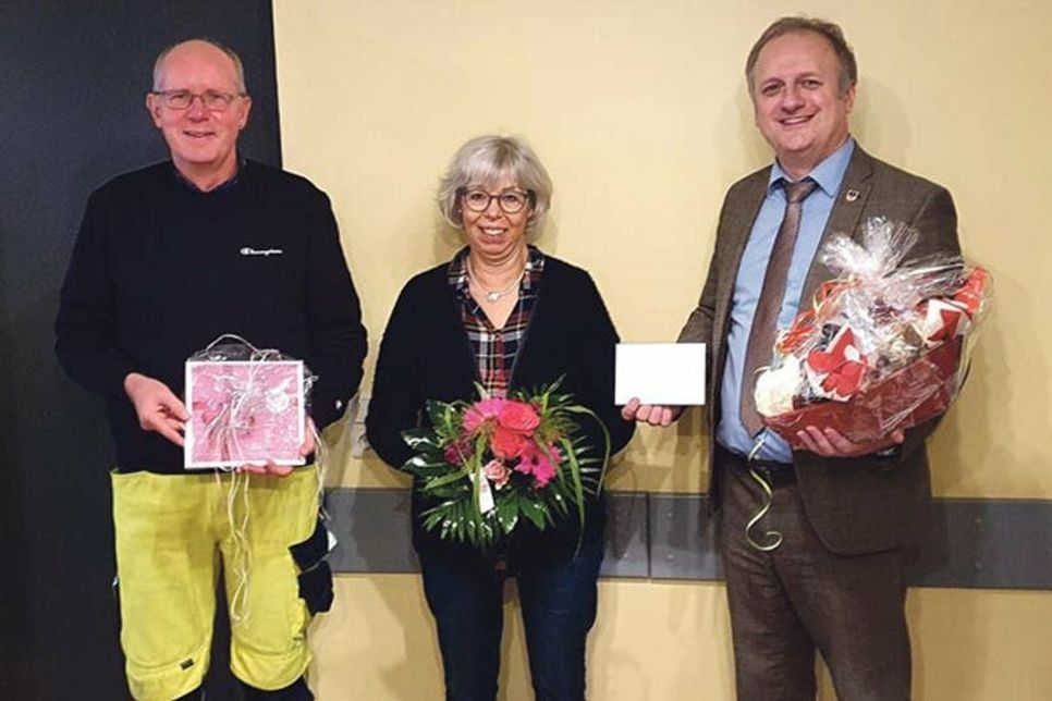 Torsten Jess, Leiter Bauhof Gemeinde Schönberg, und Schönbergs Bürgermeister Peter A. Kokocinski verabschieden Sigrid Stahn in den Ruhestand.