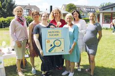 Miriam Lattemann (li.) und Hanna Baumbach (re.) vom Kita-Ausschuss des Kirchengemeinderats, Pastorin Dr. Corinna Schlapkohl (2.v.li.), Pastorin Karoline Jaeger (Mitte), Bürgermeisterin Bettina Schäfer (2.v.re.) sowie die Kita-Leiterinnen Svea Klüver (vorne links) und Christiane Dohms präsentieren den neuen Namen der Kita: „Muschelsucher“.