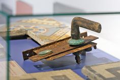 Fliesen und Türklinke aus dem Eingangsbereich des Kollegiengebäudes.