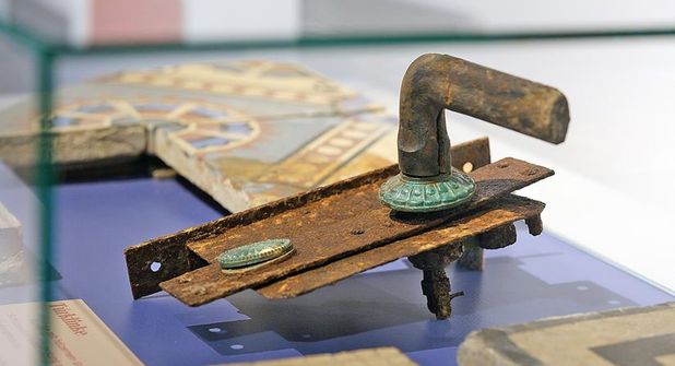 Fliesen und Türklinke aus dem Eingangsbereich des Kollegiengebäudes.