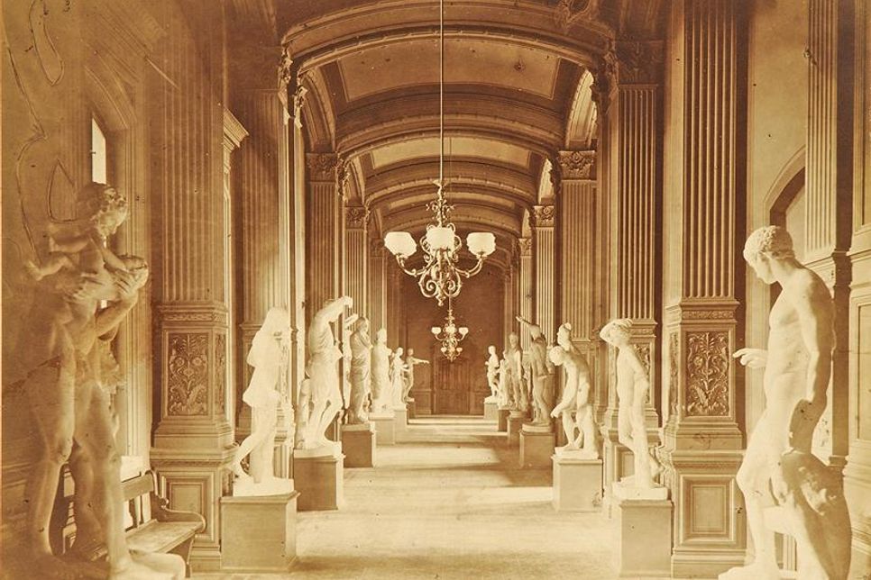 Dieses Foto von Friedrich Christian Braune entstand 1876. Es zeigt den westlichen Korridor.