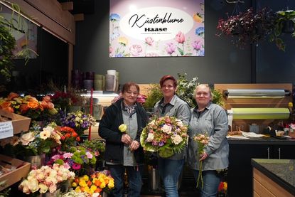 Floristik mit Kreativität und Gespür fürs Detail: Ljiljana Ehler, Nina Seubert und Yvonne Klüver (v. lks.) gehören zum Team der Küstenblume Haase im Rewe-Markt an der Sierksdorfer Straße.