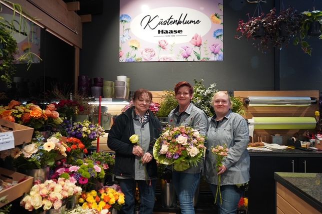 Floristik mit Kreativität und Gespür fürs Detail: Ljiljana Ehler, Nina Seubert und Yvonne Klüver (v. lks.) gehören zum Team der Küstenblume Haase im Rewe-Markt an der Sierksdorfer Straße.