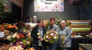Floristik mit Kreativität und Gespür fürs Detail: Ljiljana Ehler, Nina Seubert und Yvonne Klüver (v. lks.) gehören zum Team der Küstenblume Haase im Rewe-Markt an der Sierksdorfer Straße.