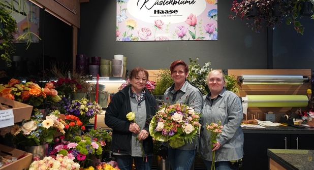 Floristik mit Kreativität und Gespür fürs Detail: Ljiljana Ehler, Nina Seubert und Yvonne Klüver (v. lks.) gehören zum Team der Küstenblume Haase im Rewe-Markt an der Sierksdorfer Straße.