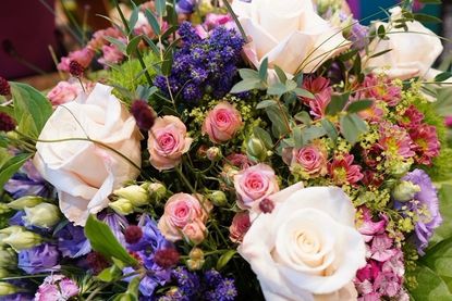 Farbenfroh und individuell: Bei der Küstenblume Haase werden Blumensträuße und Arrangements nach den persönlichen Wünschen der Kundinnen und Kunden gefertigt.