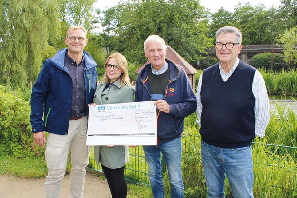 Christoph Kressin, Präsident des Lions Club Lübecker Bucht (von links), und seine Vize-Präsidentin Carolin Dreismann überreichen den symbolischen Spendenscheck an Vogelpark-Betreiber Klaus Langfeldt und seinem Partner Massimo Menghini.