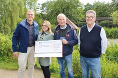Christoph Kressin, Präsident des Lions Club Lübecker Bucht (von links), und seine Vize-Präsidentin Carolin Dreismann überreichen den symbolischen Spendenscheck an Vogelpark-Betreiber Klaus Langfeldt und seinem Partner Massimo Menghini.