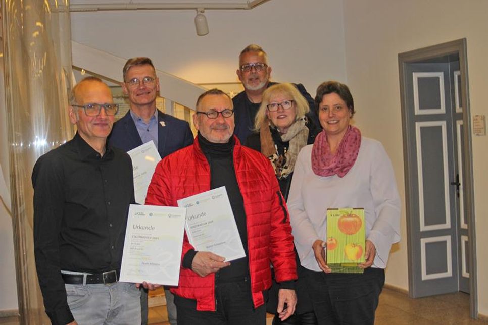 Von links nach rechts: Jochen Jahnke (Team Allmess), Thomas Lange (Team Allmess), Rainer Schausten (Team Bürgerstiftung Oldenburg e.V.), Bürgermeister Saba, Renate Kruse (Bürgerstifung Oldenburg e.V.) und Silke Hantusch (Stadtmarketing Oldenburg in Holstein).