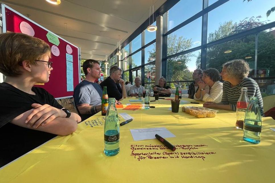 Teilnehmende aus Verwaltung, Kommunalpolitik und Zivilgesellschaft kamen beim Werkstattgespräch zusammen.