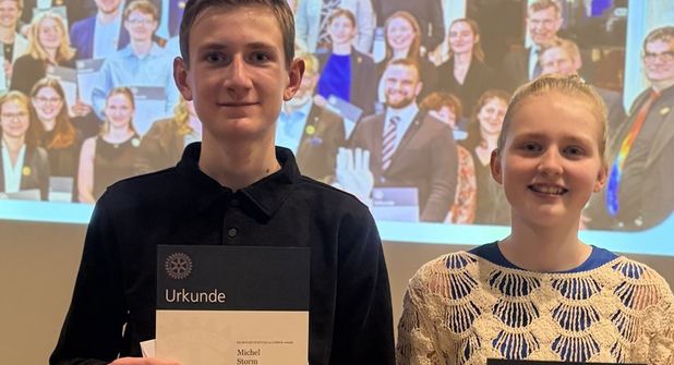 Frida Seemann und Michel Storm vom TSV Neustadt wurden von der Rotary-Stiftung Lübeck als „heimliche Helden“ ausgezeichnet.