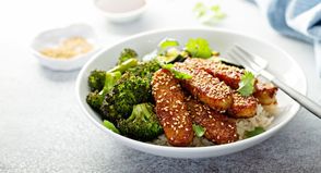 Knusprig zubereiteter Tempeh mit Brokkoli und Sesam ist eine von vielen Kombinationen für die pflanzliche Küche.