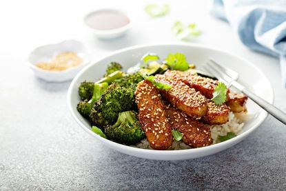 Knusprig zubereiteter Tempeh mit Brokkoli und Sesam ist eine von vielen Kombinationen für die pflanzliche Küche.
