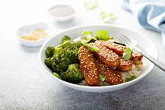 Knusprig zubereiteter Tempeh mit Brokkoli und Sesam ist eine von vielen Kombinationen für die pflanzliche Küche.