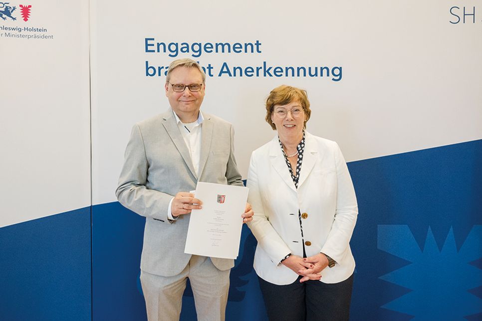 Für seine Verdienste im Kampfrichterwesen der Leichtathletik wurde Volker Brümmer vom Kreis-Leichathletikverband Lübeck jetzt von Innenministerin Sabine Sütterlin-Waack mit der Sportverdienstnadel des Landes Schleswig-Holstein ausgezeichnet.