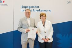 Für seine Verdienste im Kampfrichterwesen der Leichtathletik wurde Volker Brümmer vom Kreis-Leichathletikverband Lübeck jetzt von Innenministerin Sabine Sütterlin-Waack mit der Sportverdienstnadel des Landes Schleswig-Holstein ausgezeichnet.