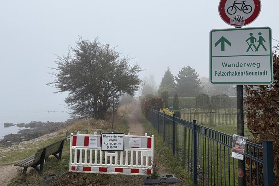 Gesperrt aus Sicherheitsgründen: Der Uferwanderweg zwischen Pelzerhaken und Neustadt bleibt unpassierbar. Die Stadt sucht nach Lösungen.