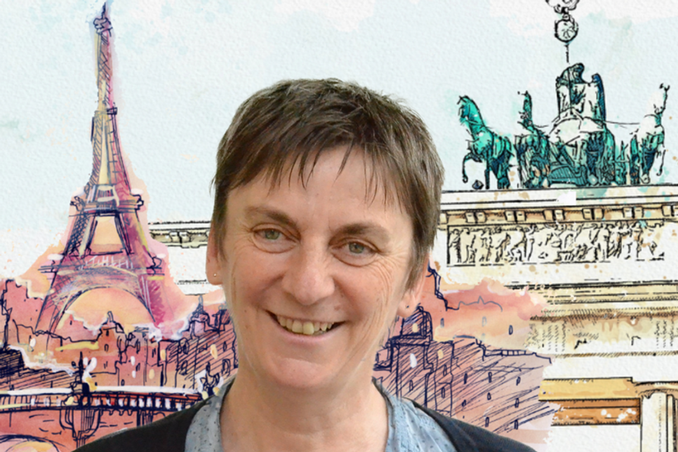 Martine Lestrat liest beim Seniorennachmittag in Scharbeutz. (Foto: Bernd Schröder)