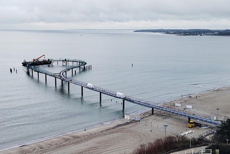 Blick vom Maritim Seehotel auf die im Bau befindlichen Seebrücke mit dem langen Rundlauf, der jetzt geschlossen ist.