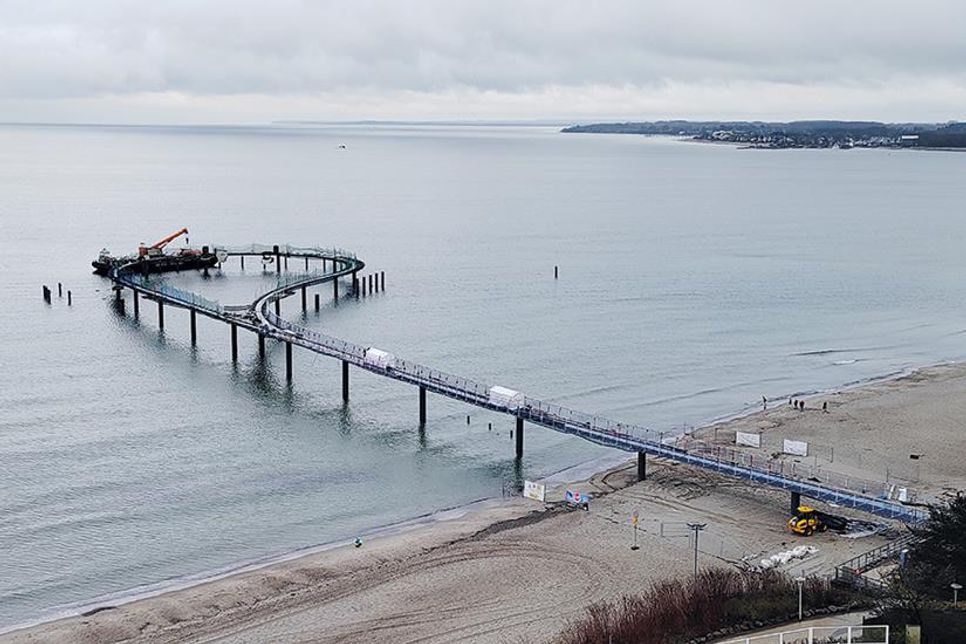 Blick vom Maritim Seehotel auf die im Bau befindlichen Seebrücke mit dem langen Rundlauf, der jetzt geschlossen ist.