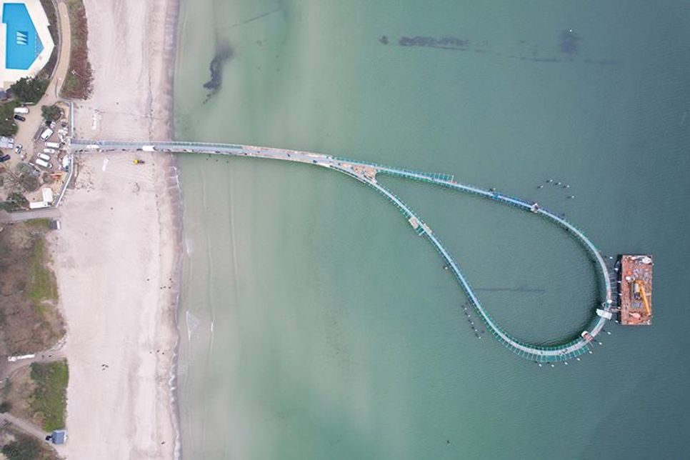 Bei dieser Aufnahme aus der Luft kann man die Länge und Größe der neuen Maritim-Seebrücke mit dem Rundlauf bestens sehen.