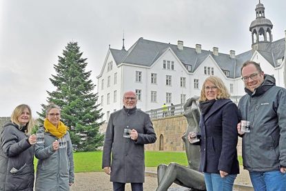Bürgervorsteher Thure Koll, Bürgermeisterin Mira Radünzel-Schneider (v. r.), der Geschäftsführer der Fielmann Akademie Schloss Plön Lars Hellberg, Tourist Info Leiterin Caroline Backmann (l.) und Mitarbeiterin Hanna Rosenkranz werben für ein geselliges „Anleuchten“ an der großen Nordmanntanne auf der Schlossterrasse, fortgesetzt bei wärmendem Punsch in der Fußgängerzone.