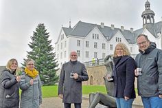 Bürgervorsteher Thure Koll, Bürgermeisterin Mira Radünzel-Schneider (v. r.), der Geschäftsführer der Fielmann Akademie Schloss Plön Lars Hellberg, Tourist Info Leiterin Caroline Backmann (l.) und Mitarbeiterin Hanna Rosenkranz werben für ein geselliges „Anleuchten“ an der großen Nordmanntanne auf der Schlossterrasse, fortgesetzt bei wärmendem Punsch in der Fußgängerzone.