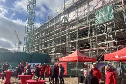 Über 200 Gäste feierten mit den Bauherren, den Stadtvertretern und den Handwerkern am vergangenen Freitag das Richtfest am Neustädter Hafen.