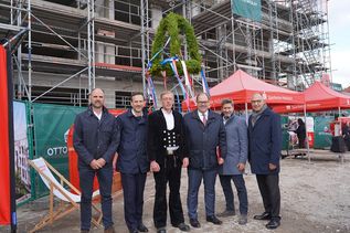 Otto Wulff-Geschäftführer Nils Wendler, Vorstandsmitglied der Sparkasse Holstein Thomas Bothe, Polier Julian Tomfort, Bürgermeister Mirko Spieckermann, S-Immobiliengesellschaft Holstein-Geschäftsführer Markus Habermann und Vorstandsvorsitzender der Sparkasse Holstein Thomas Piehl (v. lks.).