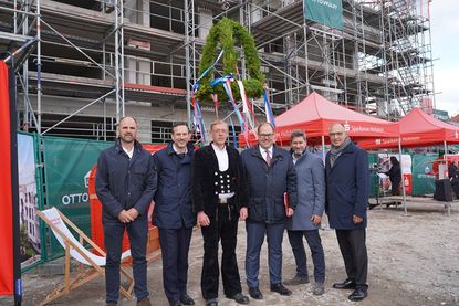 Otto Wulff-Geschäftführer Nils Wendler, Vorstandsmitglied der Sparkasse Holstein Thomas Bothe, Polier Julian Tomfort, Bürgermeister Mirko Spieckermann, S-Immobiliengesellschaft Holstein-Geschäftsführer Markus Habermann und Vorstandsvorsitzender der Sparkasse Holstein Thomas Piehl (v. lks.).