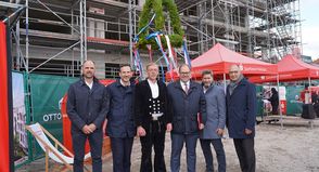 Otto Wulff-Geschäftführer Nils Wendler, Vorstandsmitglied der Sparkasse Holstein Thomas Bothe, Polier Julian Tomfort, Bürgermeister Mirko Spieckermann, S-Immobiliengesellschaft Holstein-Geschäftsführer Markus Habermann und Vorstandsvorsitzender der Sparkasse Holstein Thomas Piehl (v. lks.).