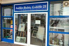 Das Atelier Baltic 21 in Pelzerhaken präsentiert rund 700 Werke von etwa 30 Künstlerinnen und Künstlern und lädt Besucher zum Entdecken zeitgenössischer Kunst ein.