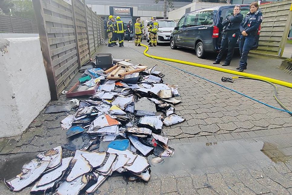 Bis zu 20 Atemschutzträger waren am Montag bei dem Feuer im Maritim Seehotel im Einsatz. Sie löschten den Brand und beförderten das verbrannte Papier nach draußen.