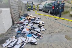 Bis zu 20 Atemschutzträger waren am Montag bei dem Feuer im Maritim Seehotel im Einsatz. Sie löschten den Brand und beförderten das verbrannte Papier nach draußen.