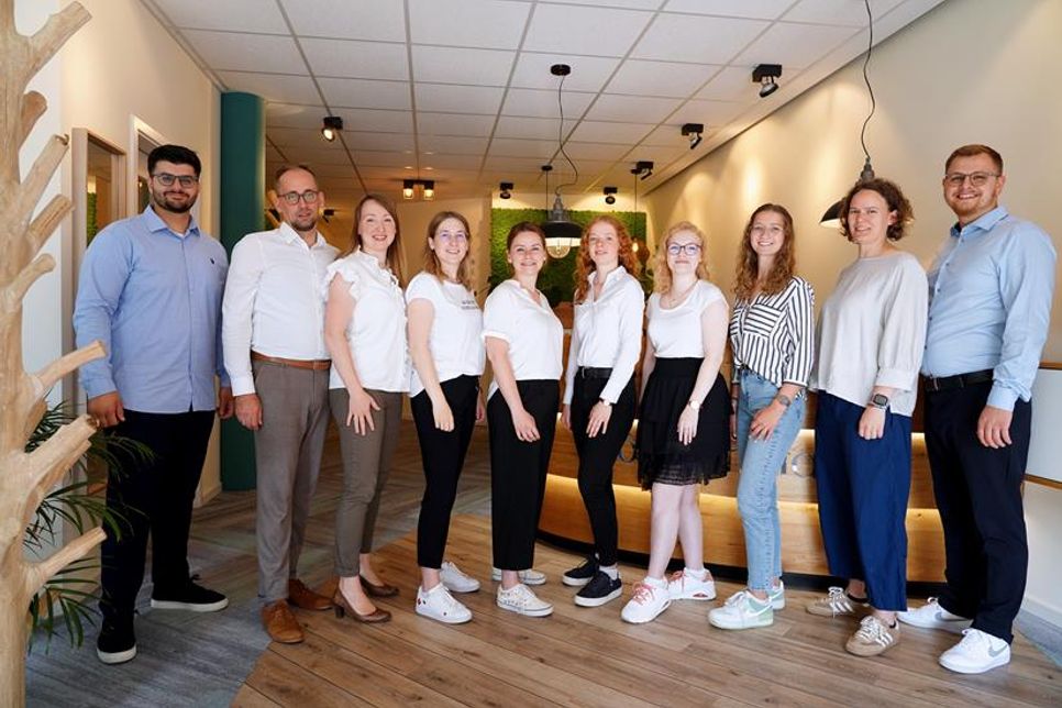 Das Team der Hörmanufaktur um die Inhaber Christoph und Alicia Schulte (2. u. 3. v. lks.) setzt sich mit Kompetenz und Engagement für besseres Hören ein. Freundlichkeit und moderne Hörakustik stehen dabei im Mittelpunkt.